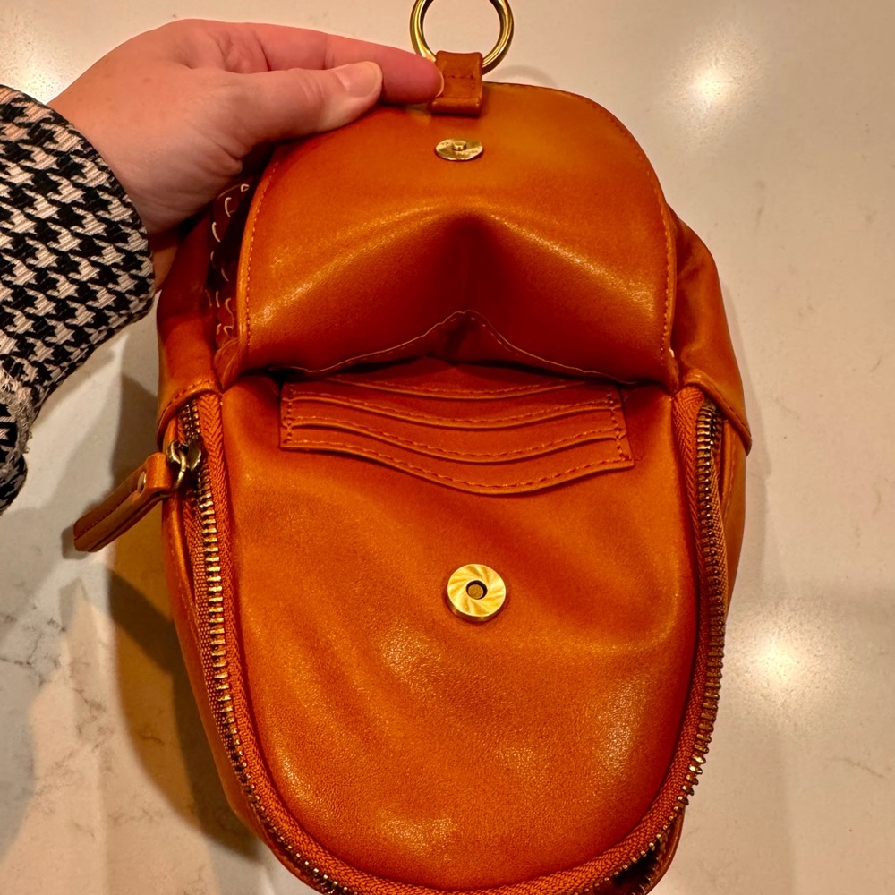 Elegant Tan Woven Leather Crossbody Bag - Picture 5 of 7